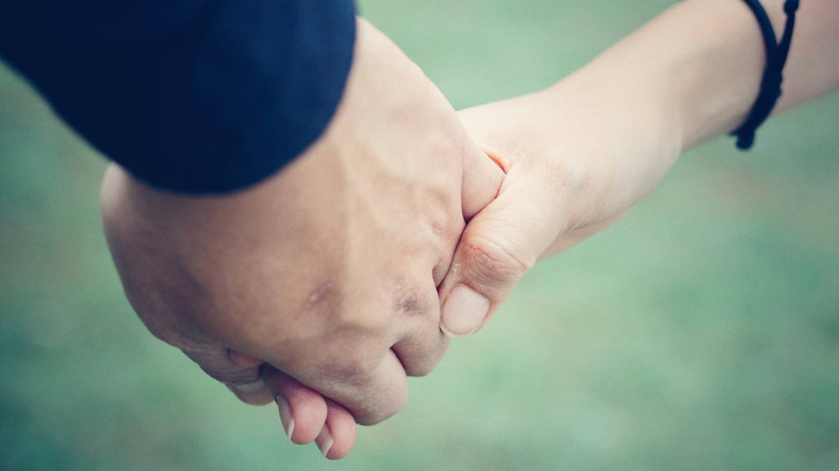 男孩得了怪病头部巨大,男孩得了怪病只有半个头