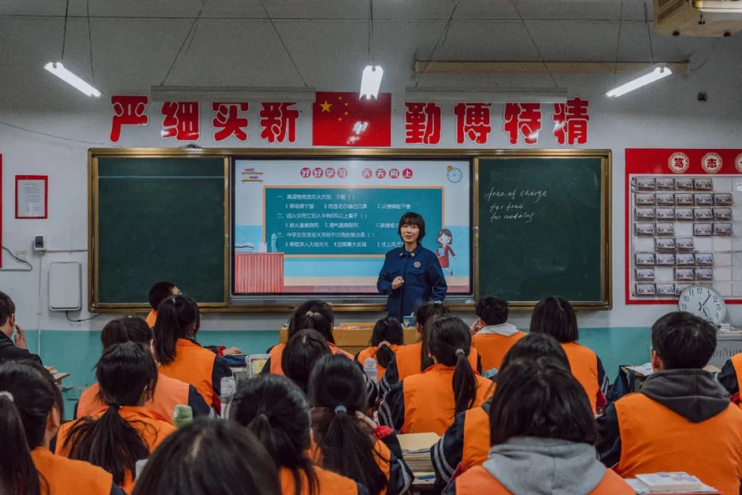 消防安全进百校宣传教育系列活动,走进学校开展消防安全宣传第一课