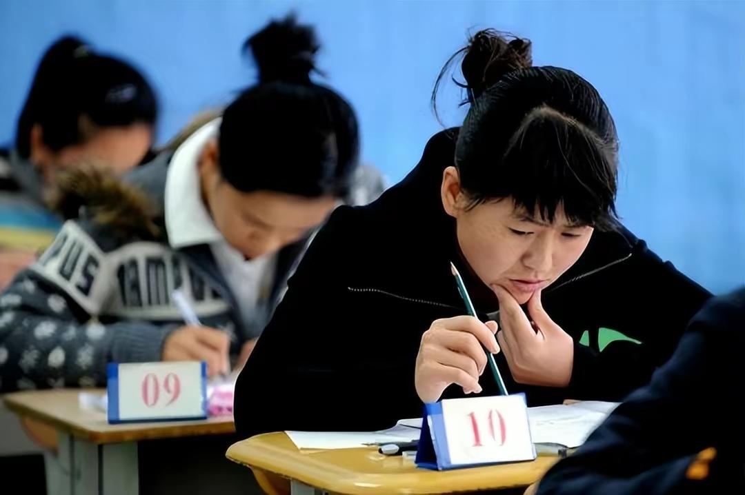 要啥自行车啊——从教师工资被降引发“欢呼声”，看教师地位变更