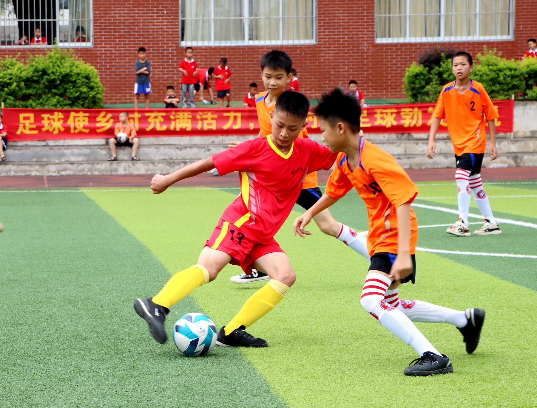 绿茵逐梦小学生校园足球联赛,足球少年逐梦绿茵场