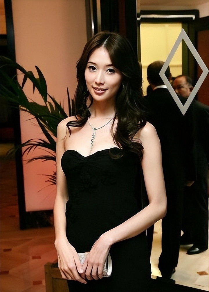 陷害王心凌，走红毯露*体下**卖肉，她就是周迅口中的“骚浪贱”！