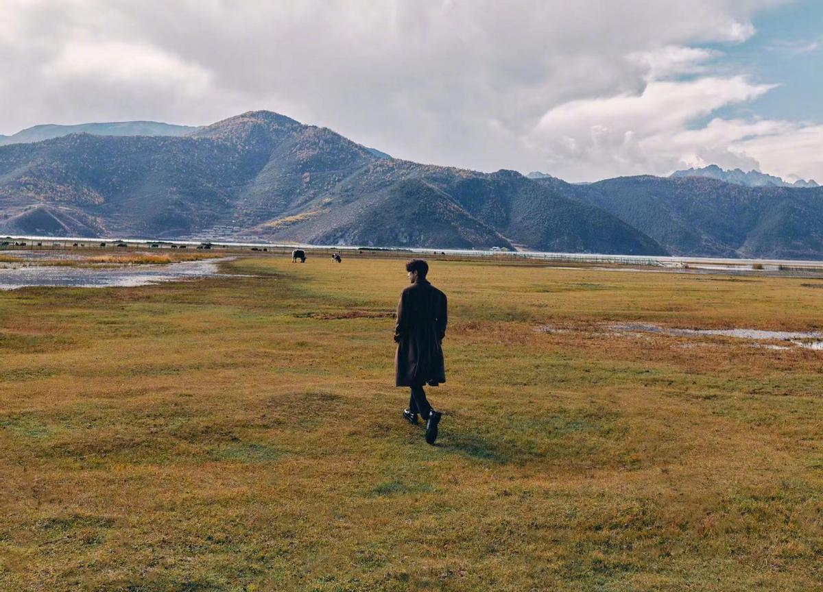 李治廷直筒裤穿搭,李治廷穿格子西装