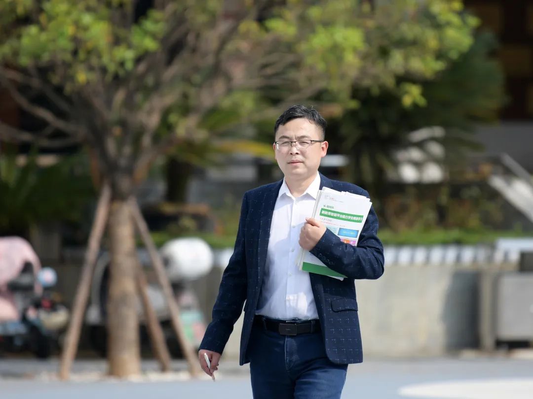 祝贺！绵阳南山中学王小波老师荣获绵阳市“先进工作者”荣誉称号