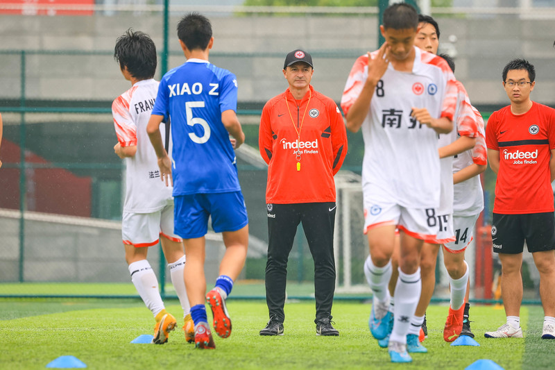 深圳游泳教练救人,跳海救人外籍教练