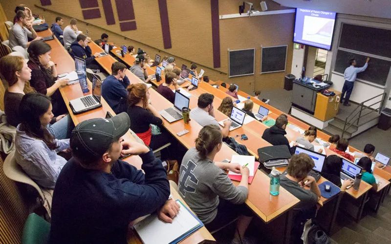 英国还是美国留学好申请,金融工程去美国还是英国留学