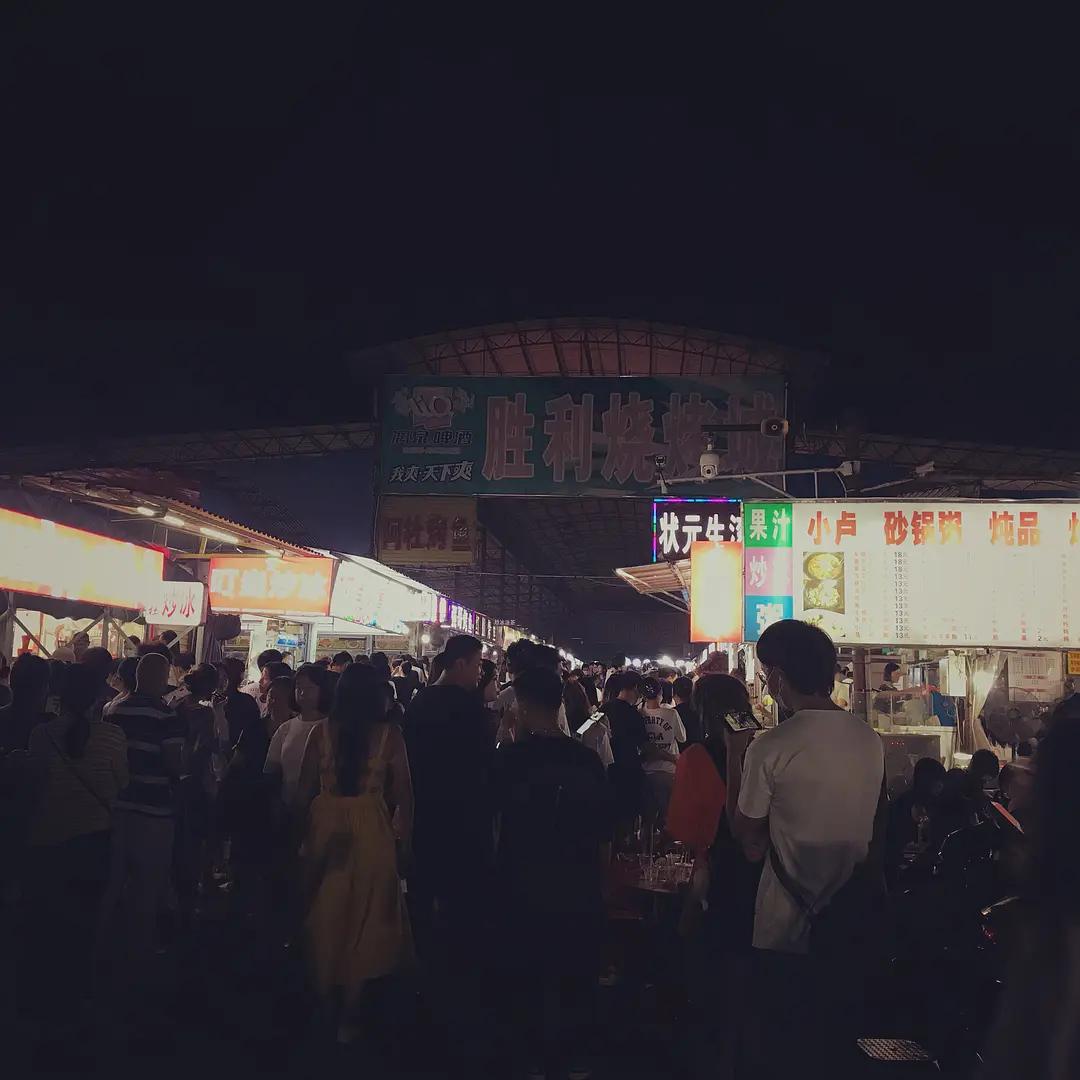 柳州10元一碗粉多菜,柳州最多配菜的螺蛳粉