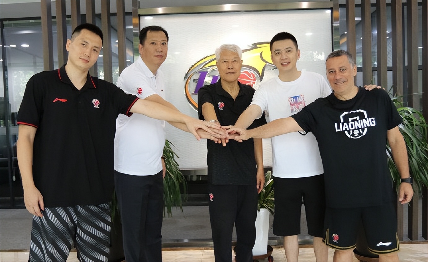 上海男篮官宣两外援加盟,上海男篮教练组最新消息