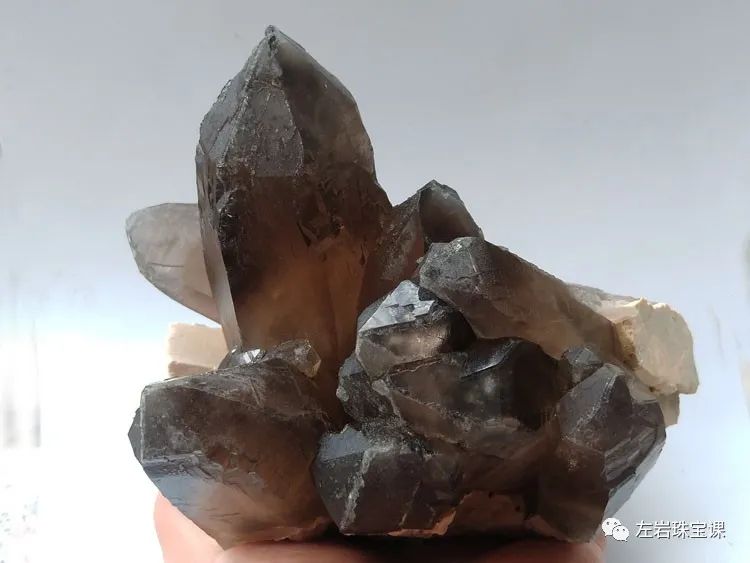 左岩的最新图片,真正的超七水晶是什么样