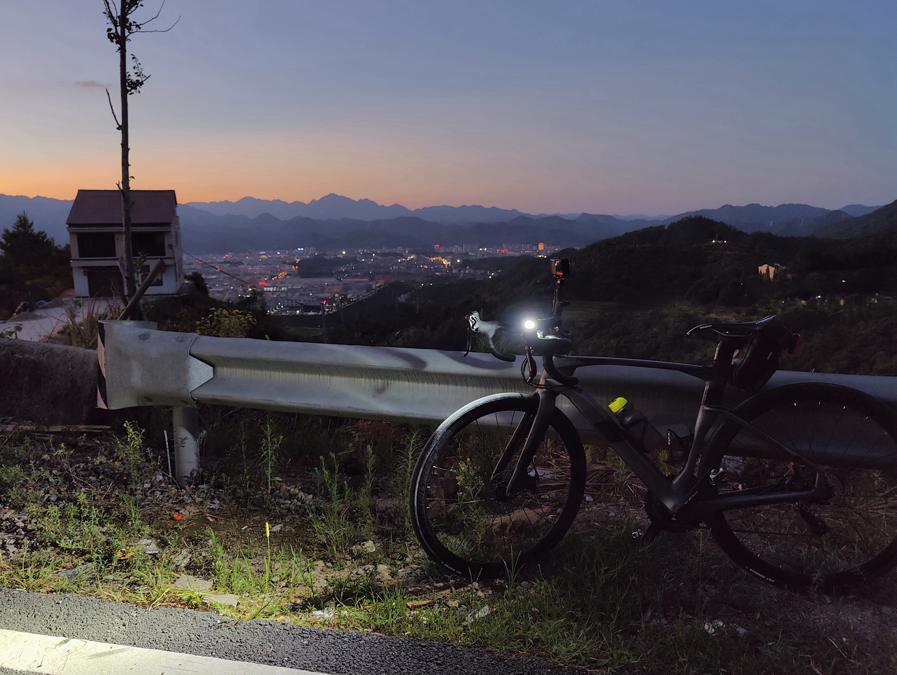 前行的路一片坦途,前行的道路一片光明
