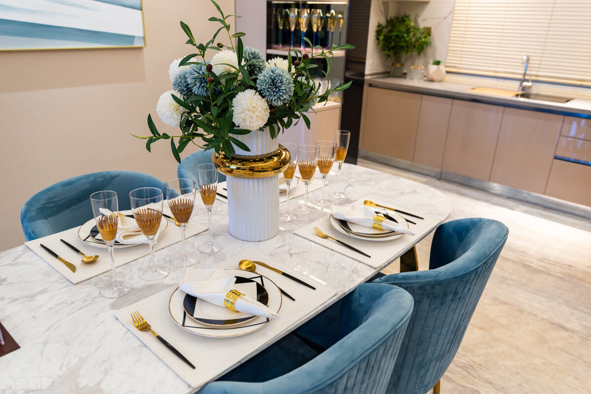 家用餐桌是圆桌好还是方桌好,餐桌方桌和圆桌怎么选