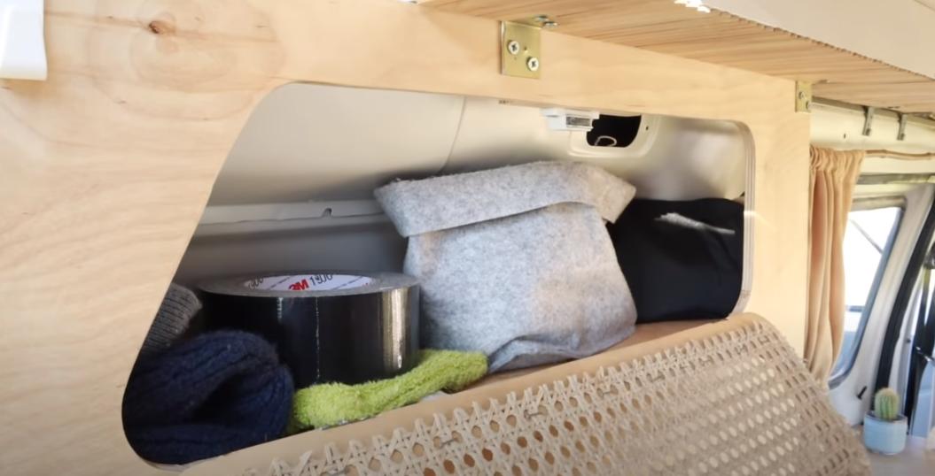 房车里的蜗居生活,国外夫妻房车生活