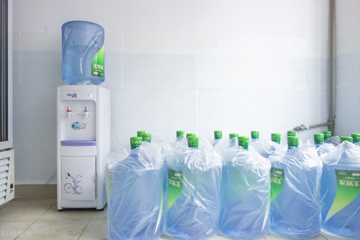 公司饮用水是福利费还是办公费,桶装水计入福利费还是办公费