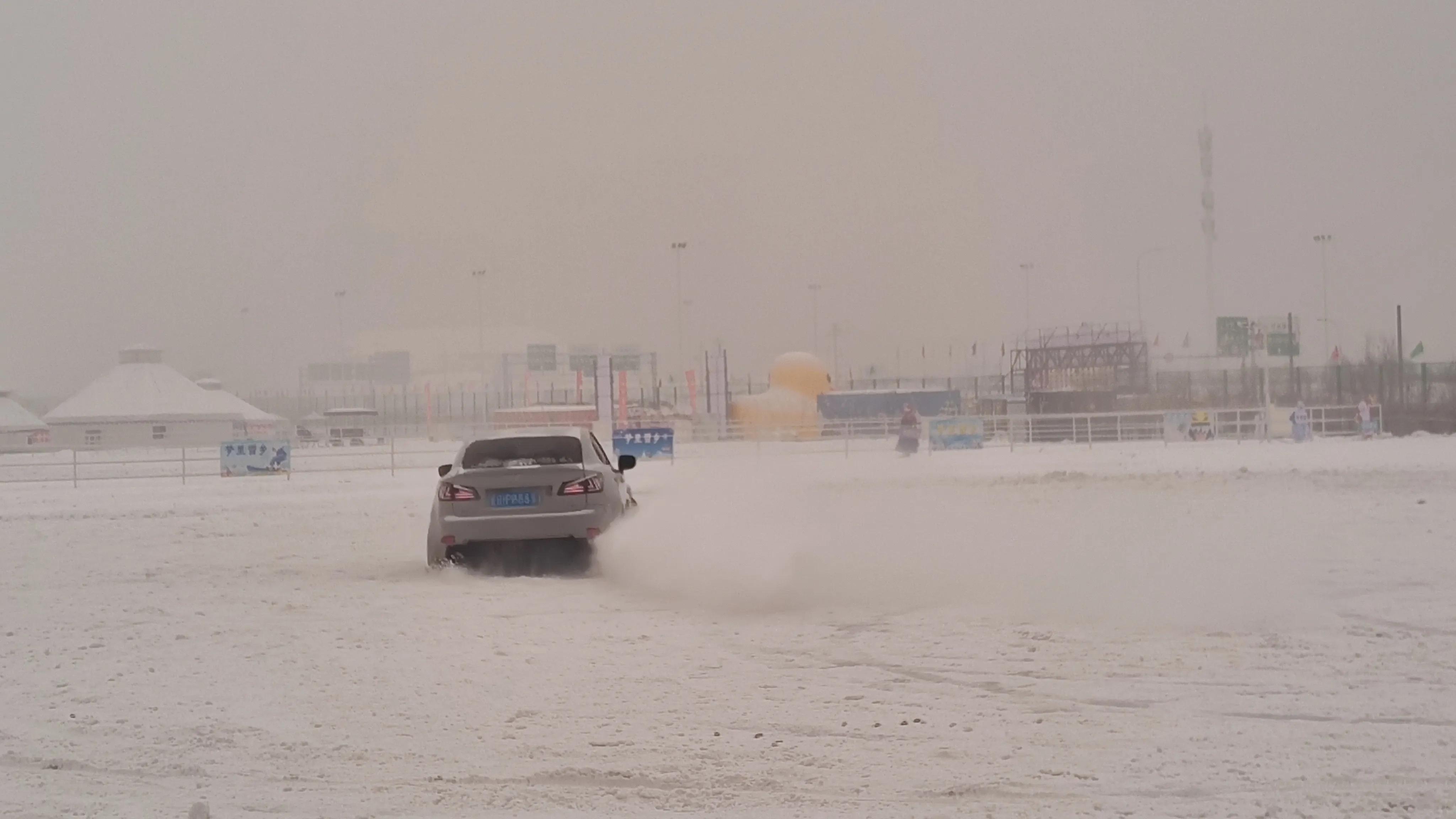 乌鲁木齐1413文化体育产业园汽车冰雪漂移上演“激情与速度”