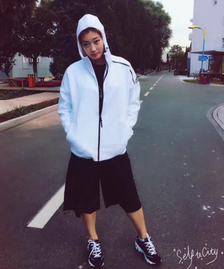 通过40张生活照，了解女篮女神李梦，现任国手、中尉、勒布朗-梦