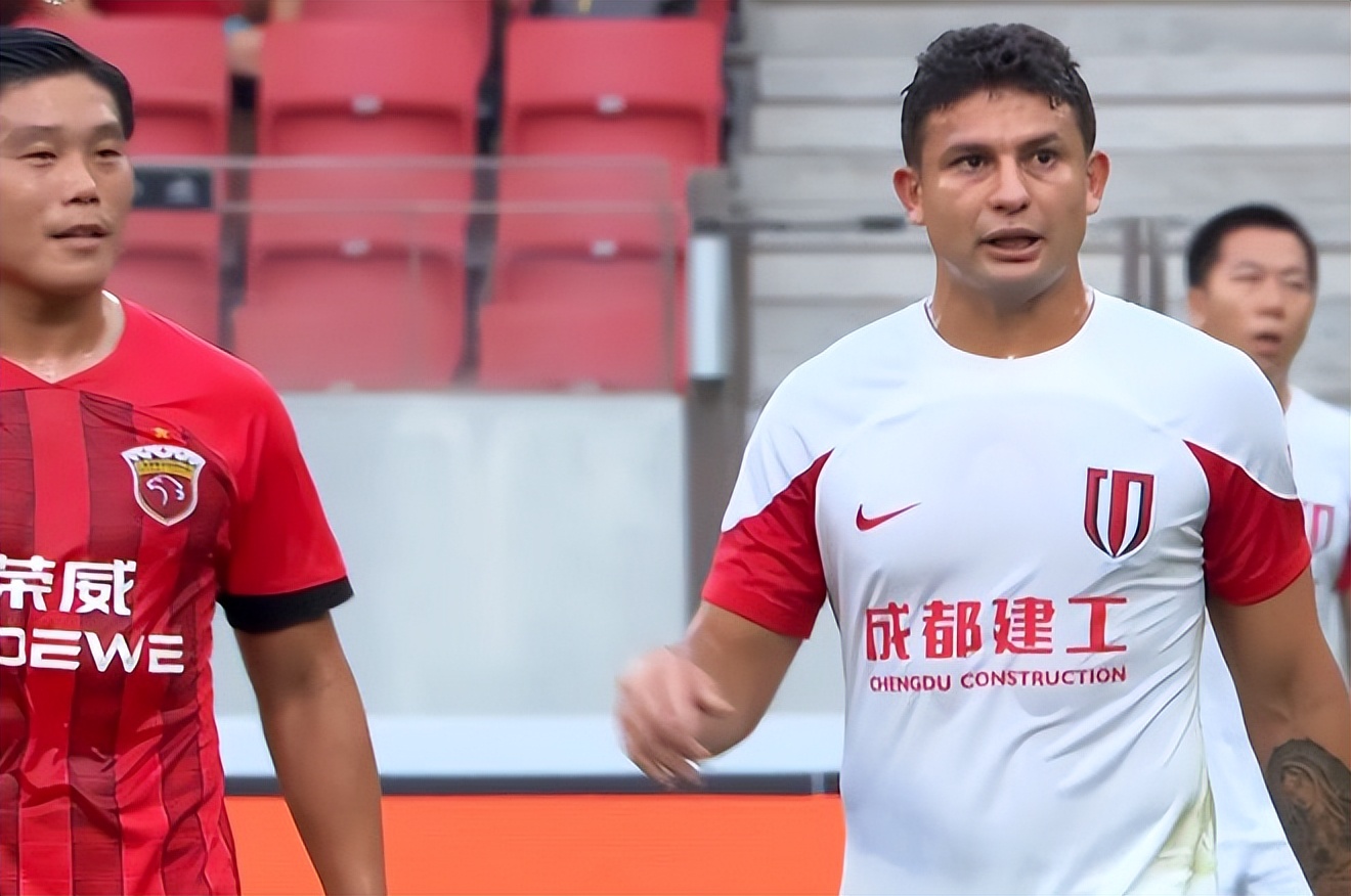 0-1！两次打铁+11打10+全场压制，海港占尽优势却被蓉城绝杀