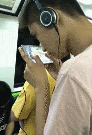 搞笑gif谁这么有才把车开上房顶了,搞笑gif段子这车开出去也太拉风了