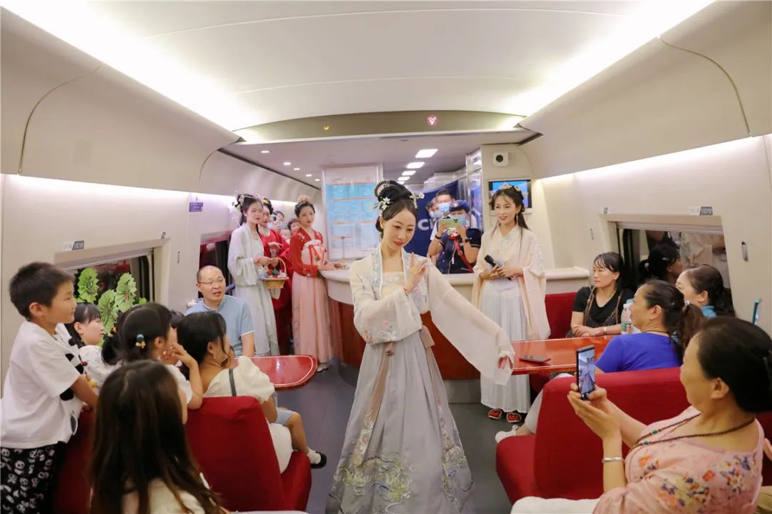 动车上的沉浸式端午诗会，你遇到了吗？