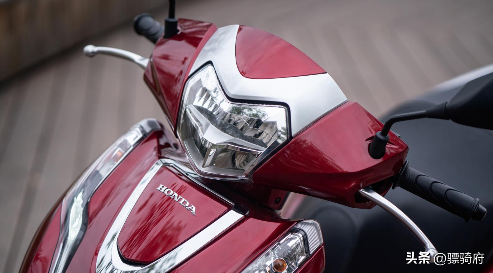 2022款本田lead125对比2018款,2023本田lead125和裂行125对比