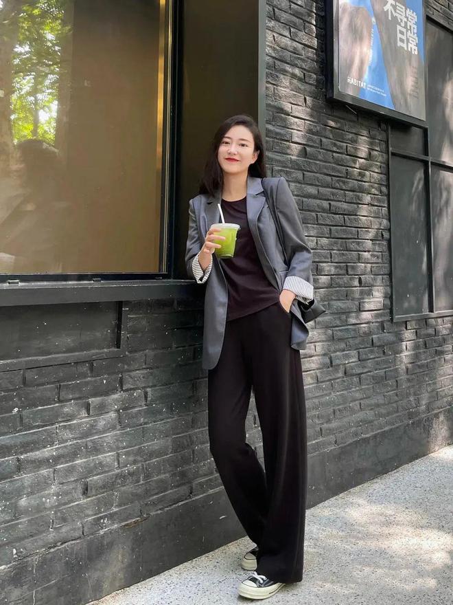 一字带凉鞋黑裤子搭配什么上衣,黑裤子怎么搭配洋气