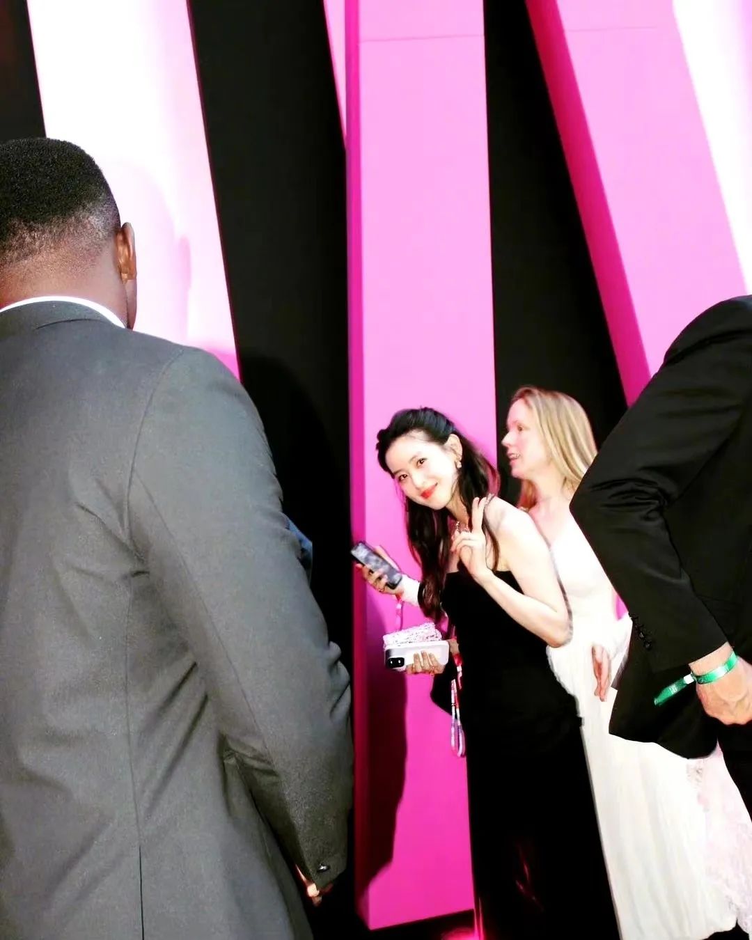 郭晶晶巩俐与明星合影,郭晶晶张曼玉合影