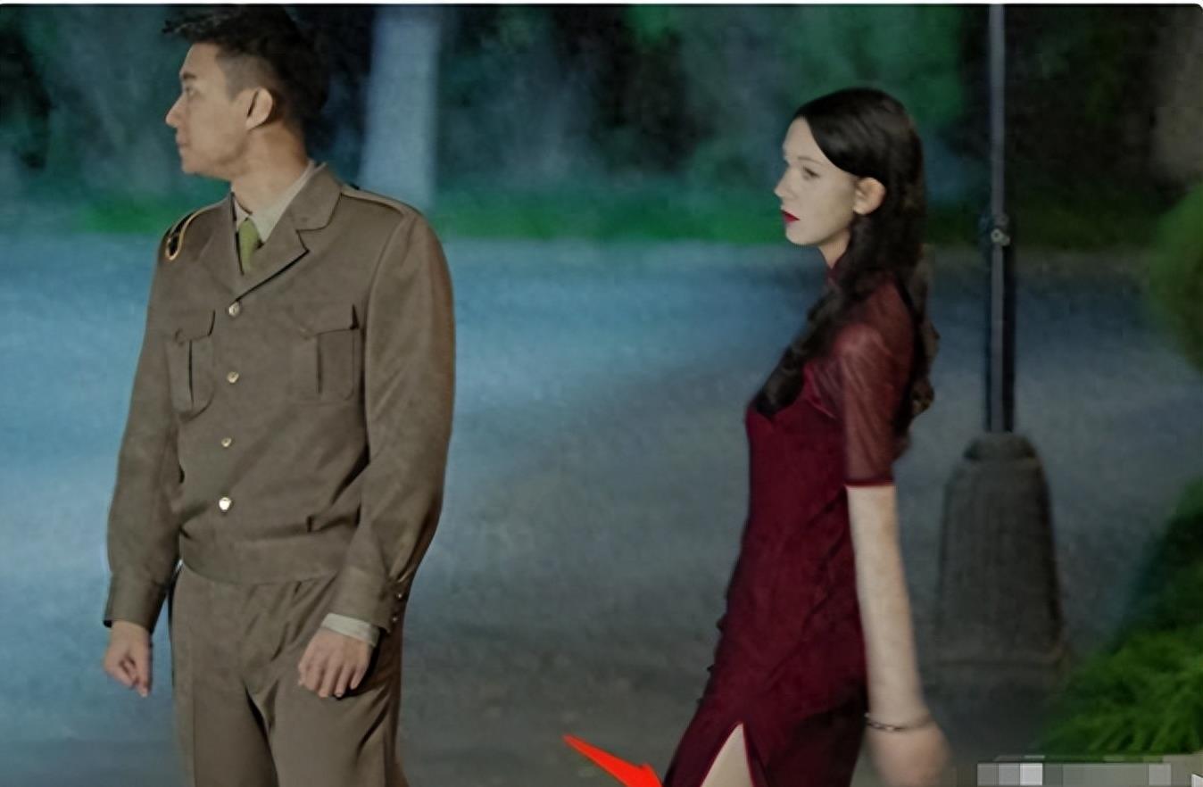 牛角胸罩,诱惑式舔刀尖,这些颠覆三观的镜头,看完让人一言难尽