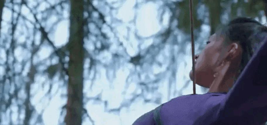 洒枸杞假装喷血、演尸体玩手机，这些穿帮镜头好敷衍，个个离谱