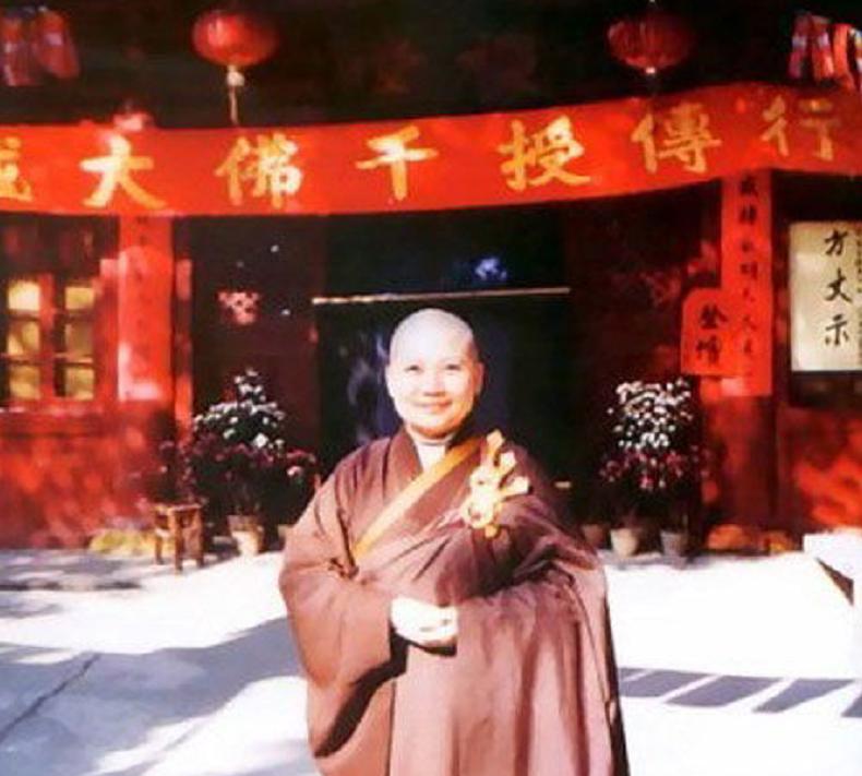 歌手李娜出家后靠什么生活,李娜歌手为什么出家