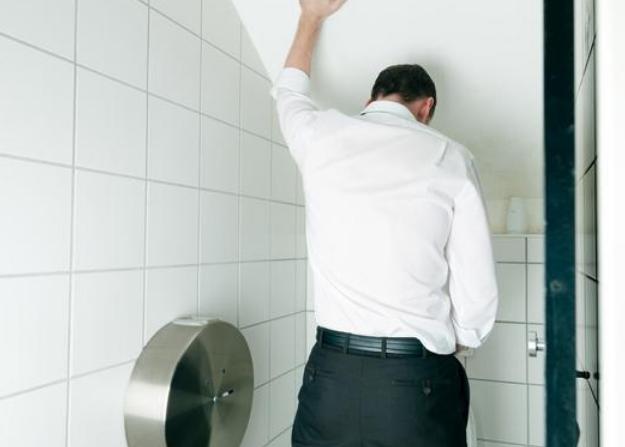 长期喝酒不怎么排尿,喝酒不排尿和排尿哪个好