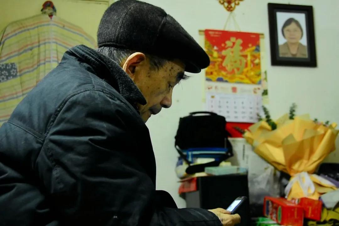 央视新闻专访金晓宇,新华社记者采访爱心人士