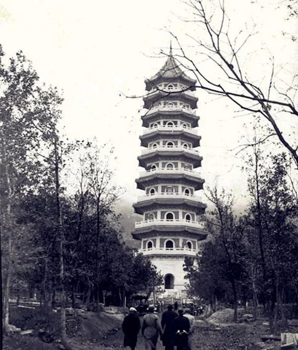 有宝塔的古钱币,古塔记载着历史的痕迹