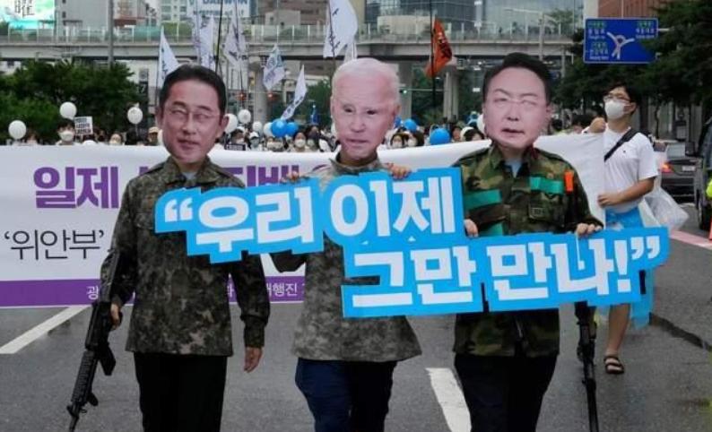 尹锡悦在美唱美国派，在日对膏药旗鞠躬，让韩国朝野玻璃心碎一地