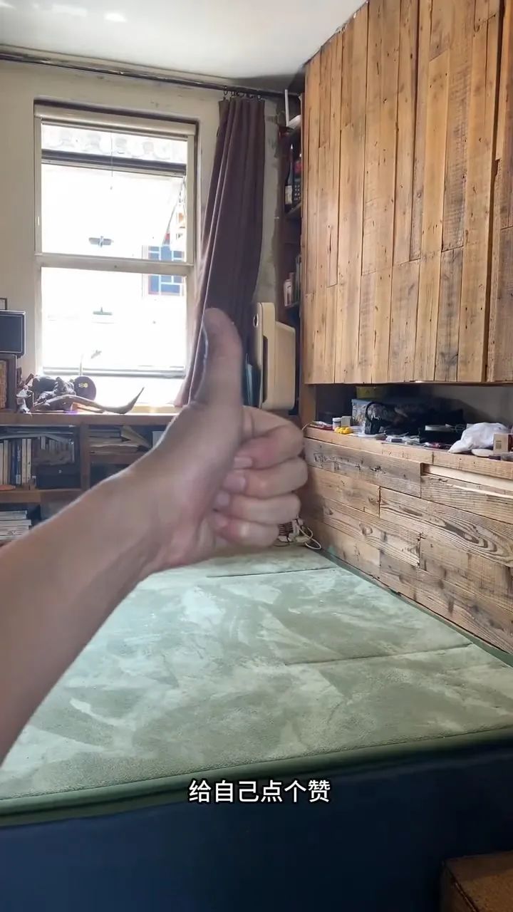 著名演员演戏10年，却蜗居二环10㎡，存款5位数：这么穷？我不信