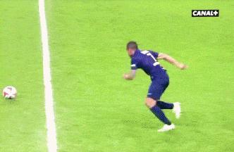 足球场上的尴尬瞬间视频,足球场上的尴尬瞬间笑到肚子疼