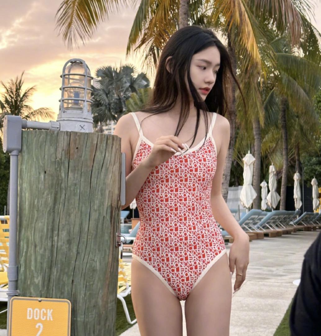 有一种尴尬叫“星二代玩性感”，*裤底**胸部全露，让明星父母都脸红