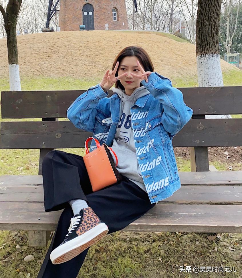 卫衣搭配外套的穿搭春款,矮个子初春风衣卫衣搭配