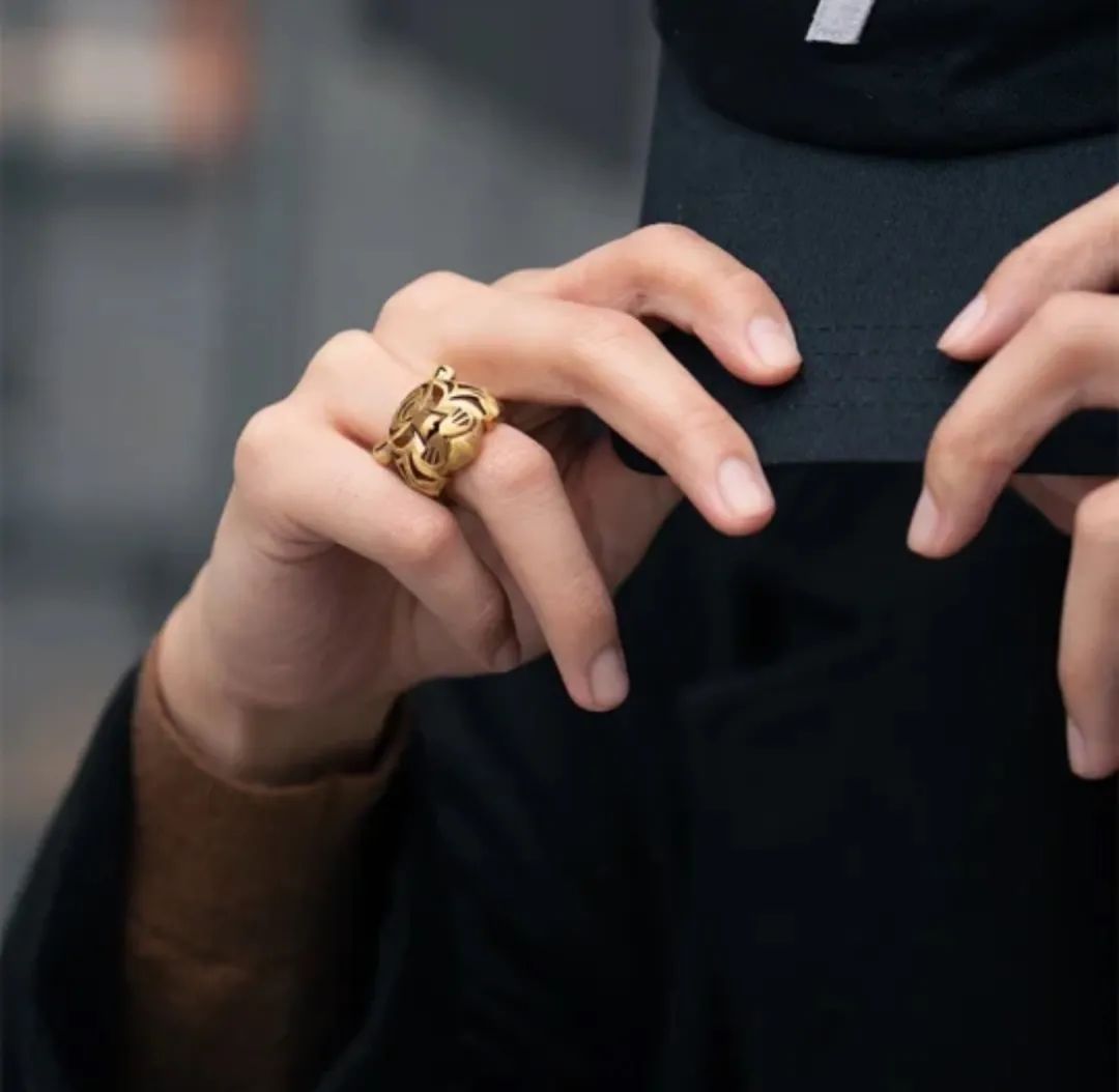 迎财神要摆几样东西最好,手捧元宝的财神金子