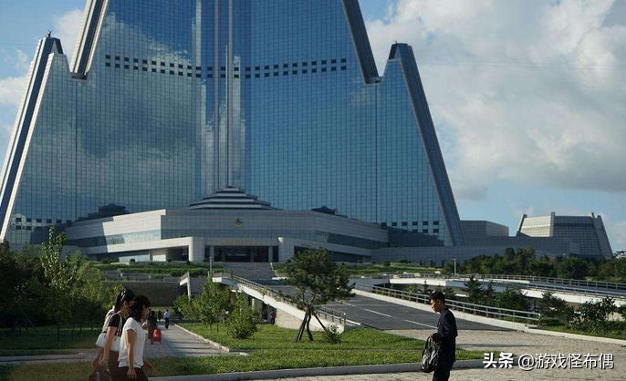 老外看中国制造游戏,中国人玩吃鸡游戏惊呆老外