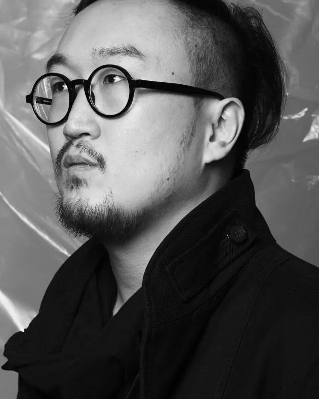 优雅、街头、暗黑揉为一体，拥有独特立体美学的韩国品牌