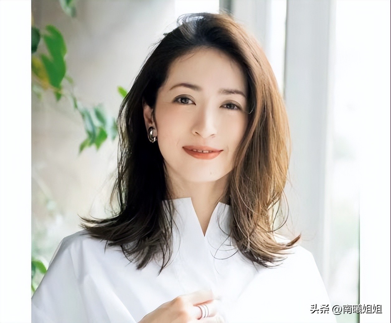 到老都优雅的女人不会“烫羊毛卷”，换上这3种发型，更时尚洋气