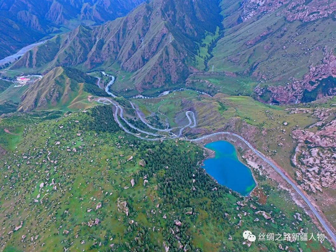 独库公路穿越天山之路,独库公路贯穿天山的英雄之路