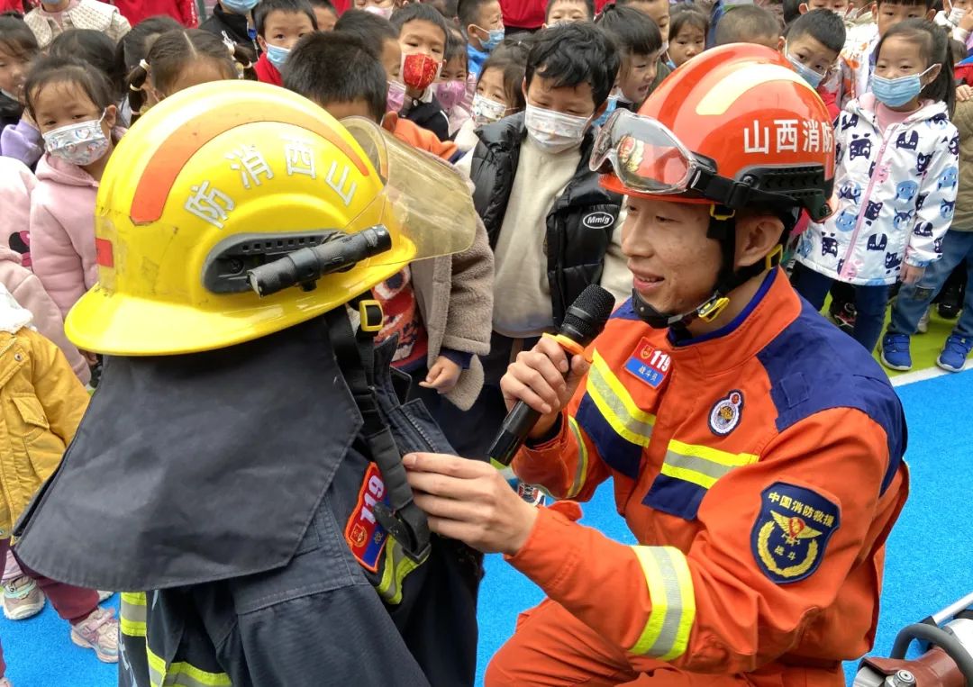 消防安全进百校宣传教育系列活动,走进学校开展消防安全宣传第一课