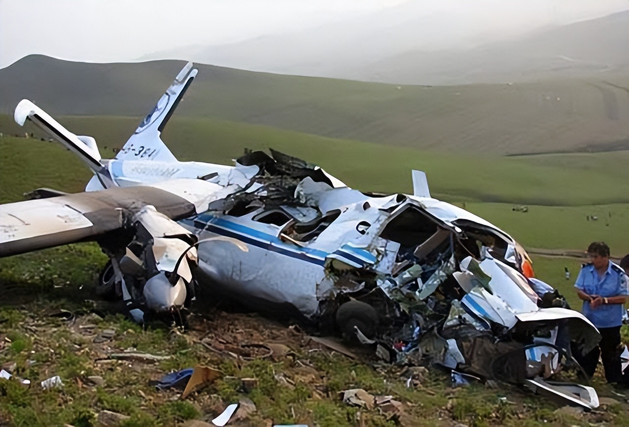 飞机上不许吸烟为什么还有烟灰缸,飞机禁止吸烟为啥带烟灰缸