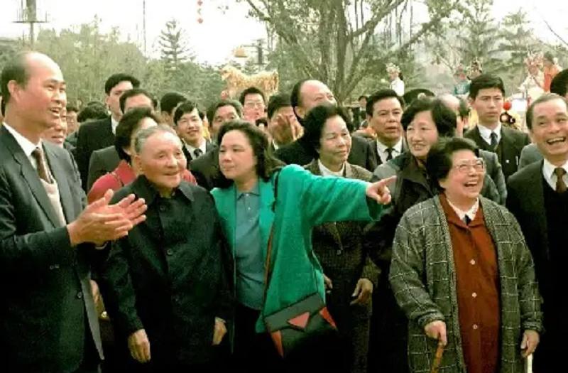 1991年，*小平邓**为深圳火车站题字，为何只写“深圳”没写“站”？