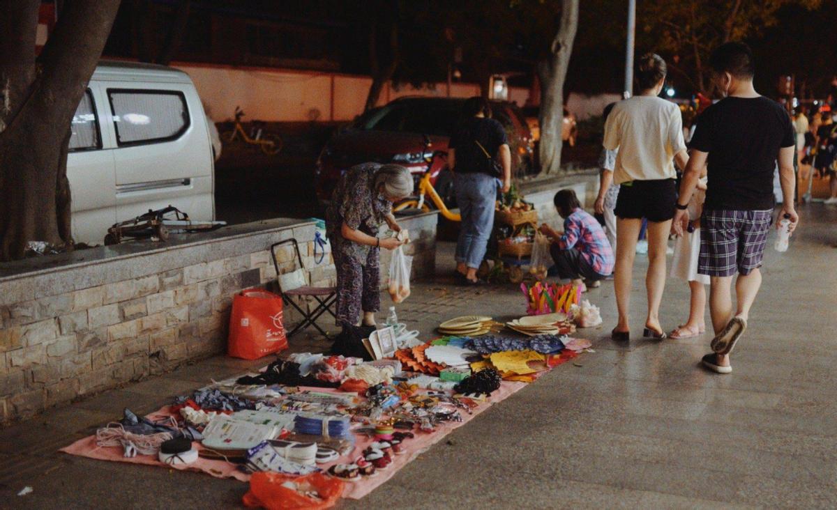 七旬摊贩竟然当众掌掴城管,地摊老汉当街掌掴城管怒吼