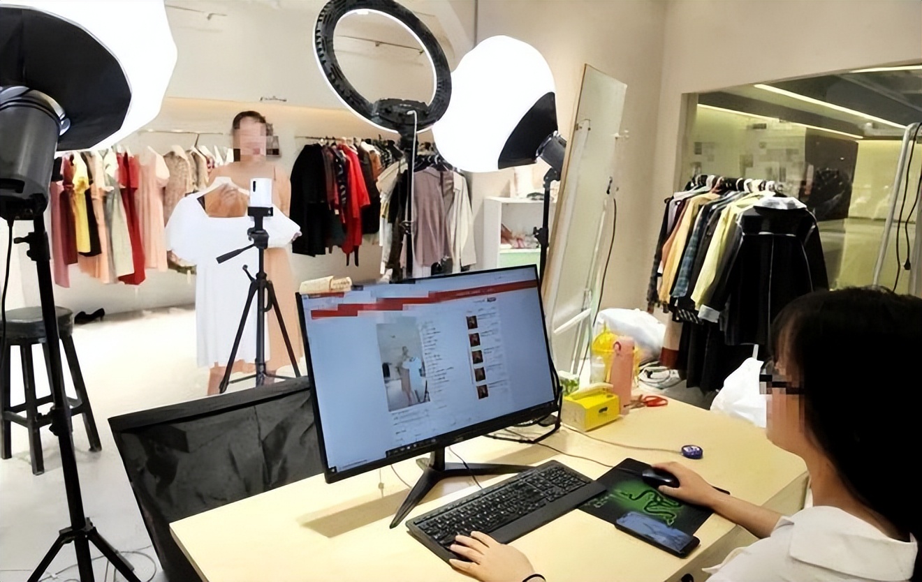 晚上逛淘宝,女生逛淘宝