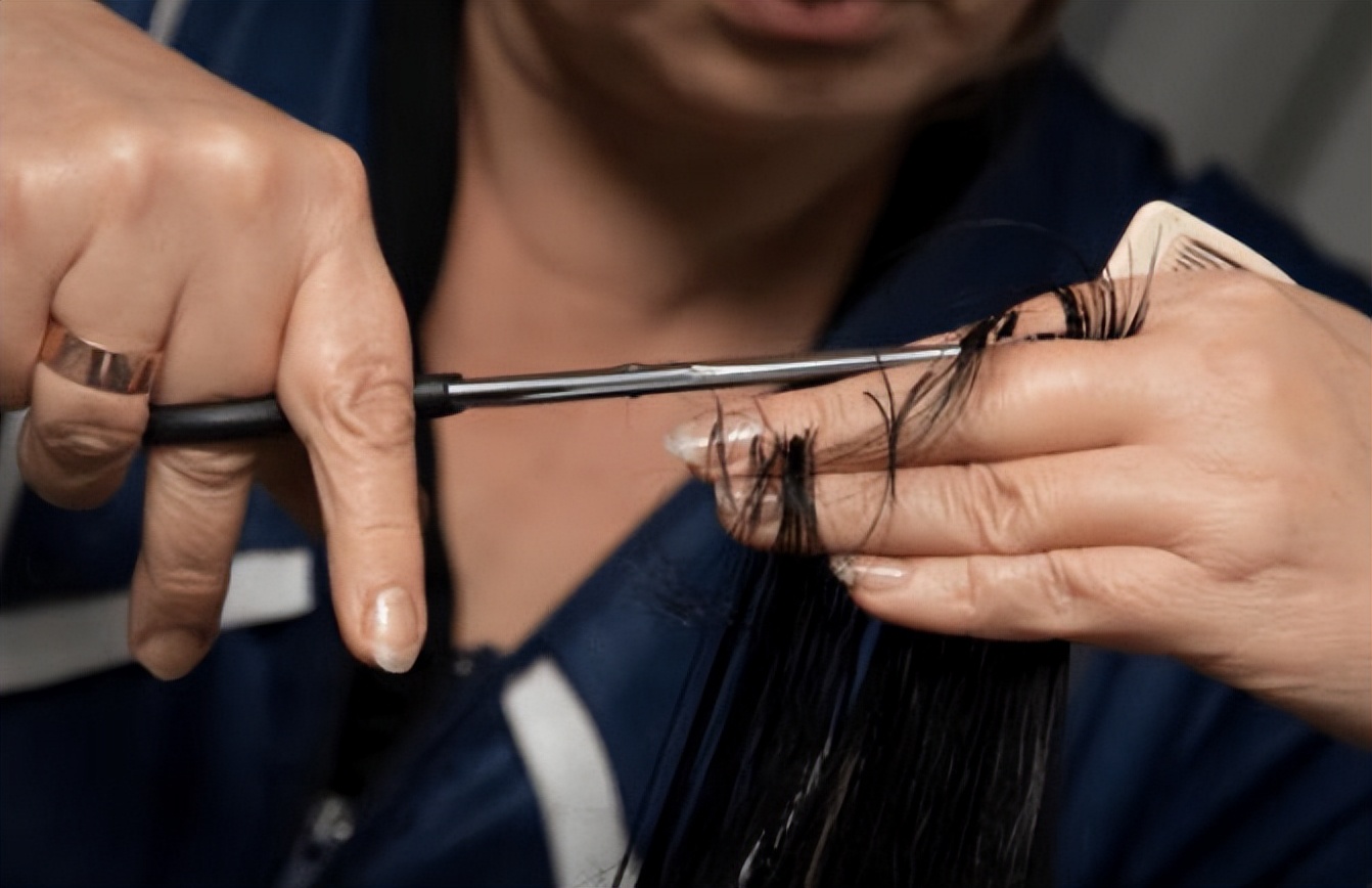 头皮上白色的颗粒是什么问题,头皮屑多是什么原因漫画