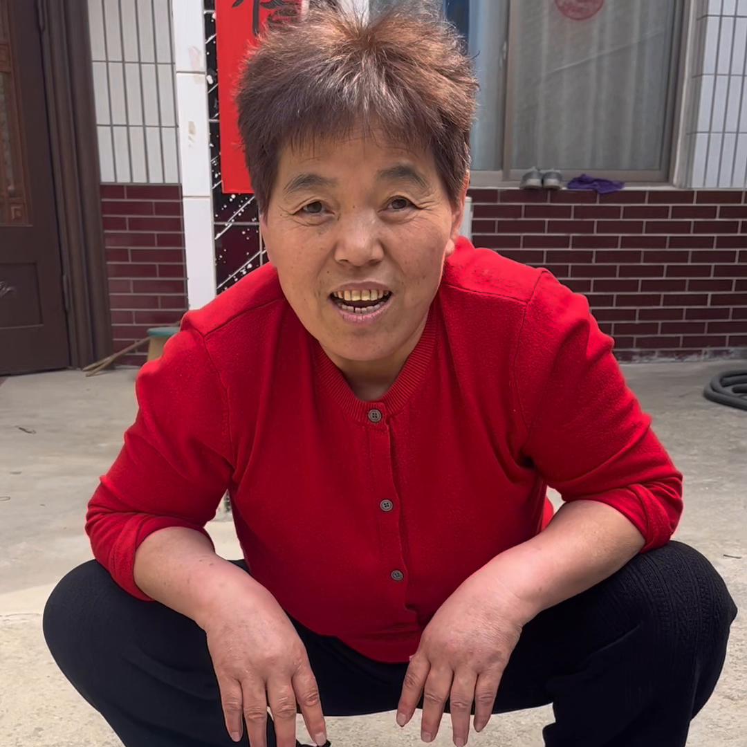 我就想问问大家,你们给娃买衣服买鞋子,你们家老婆婆掺合...