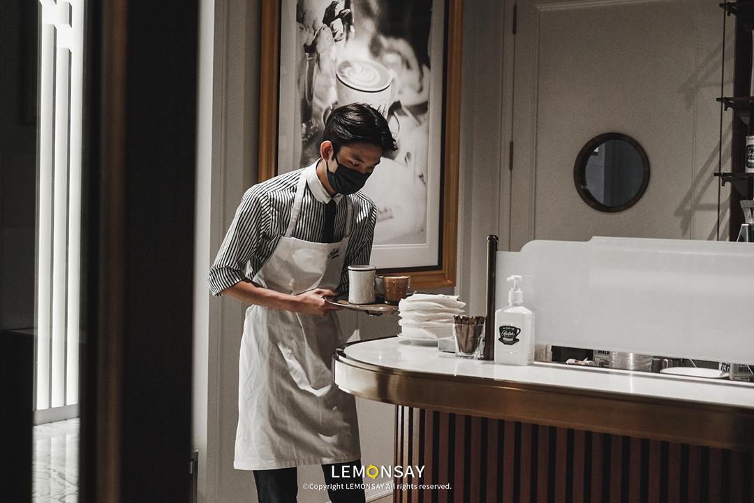 女子买二手包包竟发现小票签名,女子买二手包里竟装着大牌首饰