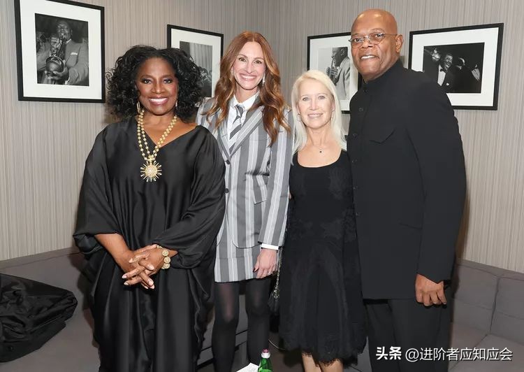 欧美明星时尚街拍2019年7月30日,欧美老年时尚博主穿羽绒服街拍