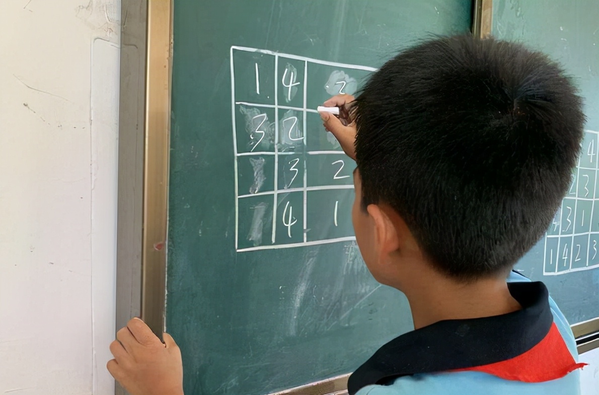 前面4人后面7人一共几人,前面4人后面六人一共多少人